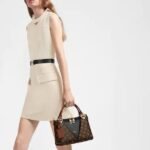 Louis Vuitton  V Tote Bb Black/caramel - Image 4